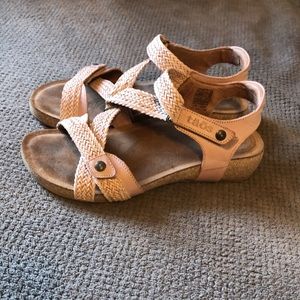 Taos Trulie Sandals retired blush color 7.5 worn twice